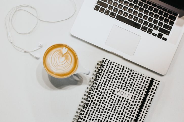 パソコンとノートとコーヒー