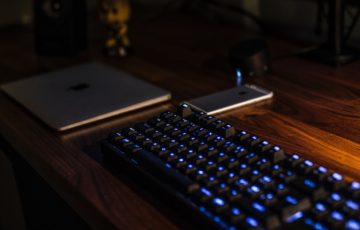 パソコンとスマホとキーボード