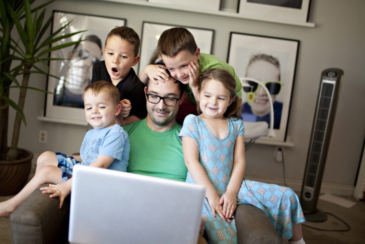 パソコン画面を見つめる家族