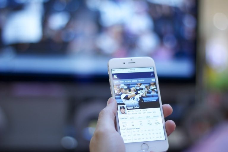 スマホ の 写真 を テレビ に 映す 大画面で楽しむ!スマホをテレビに映すのに必要なものと方法 | うぇぶまにあ